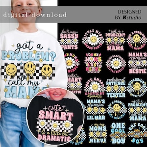 Pu&ograve; includere: Un set di 12 design digitali che presentano una variet&agrave; di detti colorati e divertenti sulle mamme. I design includono uno sfondo a scacchi con facce sorridenti e fiori. Il testo include frasi come "Hai un problema? Chiama la mia mamma", "Carina e intelligente, ma un po' drammatica", e "Sui nervi di mia madre".