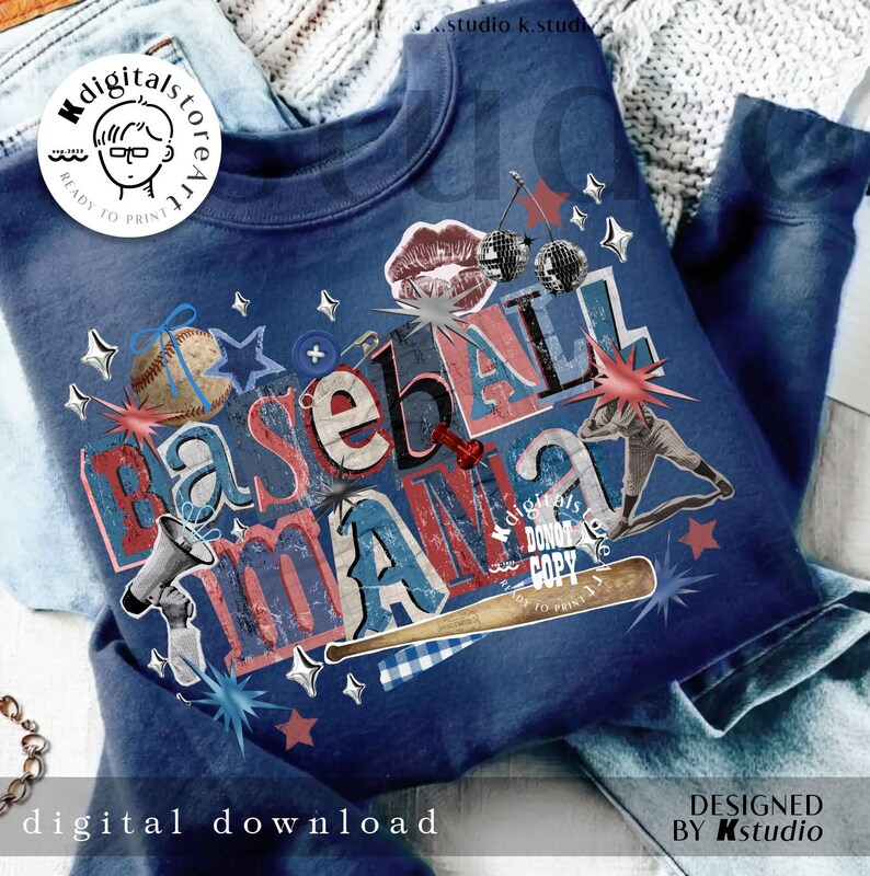 K&ouml;nnte beinhalten: Ein marineblaues Sweatshirt mit einem Baseball-Motiv. Das Design umfasst die Worte "Baseball Mania" in einer Used-Schrift, zusammen mit Baseball-Bildern, Sternen und einem Schl&auml;ger. Die Worte "digitaler Download" stehen unten.