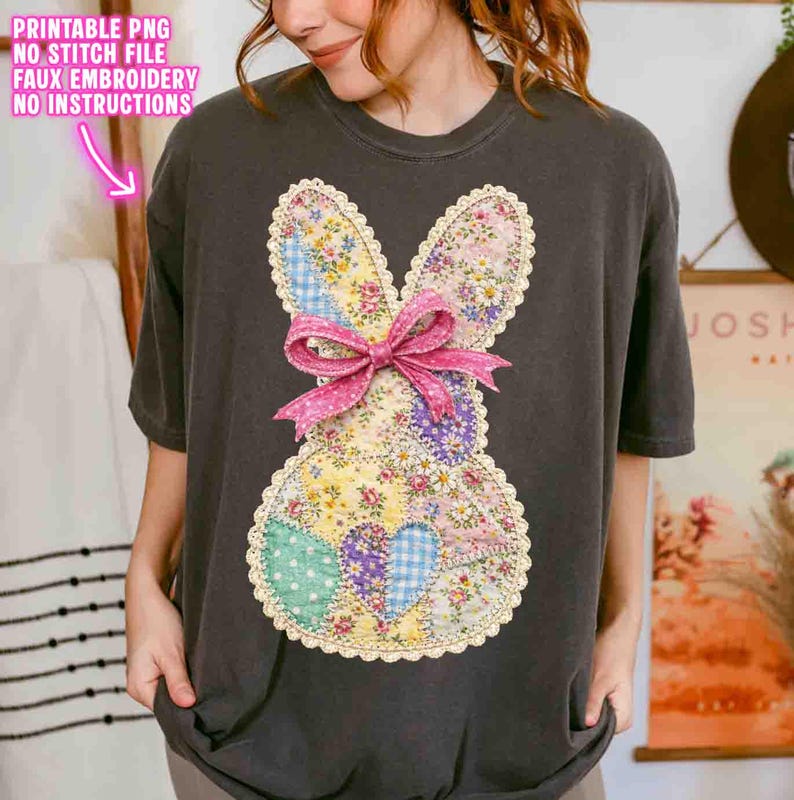 Op de afbeelding: Donkergrijs t-shirt met een patchwork konijn ontwerp en een roze strik. Het konijn is gemaakt van bloemen- en patronenstoffen, met een geschulpte rand. Tekst linksboven zegt "PRINTABLE PNG NO STITCH FILE FAUX EMBROIDERY NO INSTRUCTIONS".