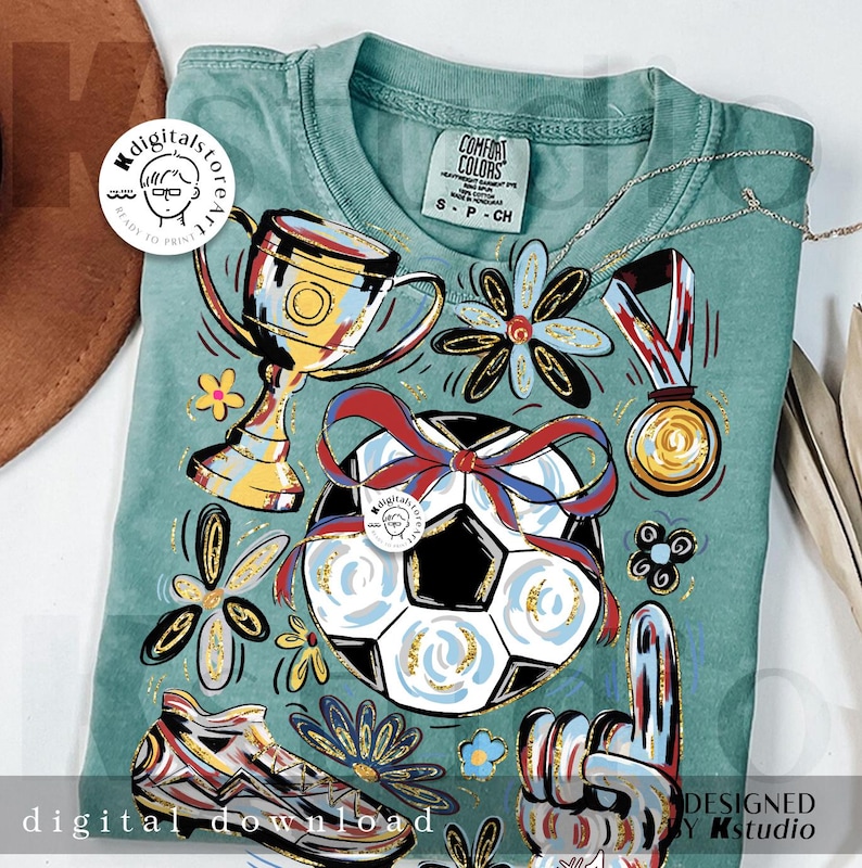 K&ouml;nnte beinhalten: Ein teal Comfort Colors T-Shirt mit Fu&szlig;ballmotiven. Das Design umfasst einen Fu&szlig;ball mit roter Schleife, eine Troph&auml;e, eine Goldmedaille, einen Fu&szlig;ballschuh und eine Handgeste mit der Nummer eins. Unten steht "digital download".