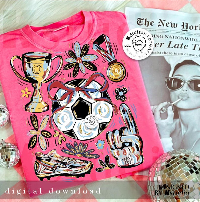K&ouml;nnte beinhalten: Rosa T-Shirt mit einem Fu&szlig;ball-Themen-Design. Das Design umfasst einen Fu&szlig;ball mit Schleife, eine Troph&auml;e, eine Medaille, einen Fu&szlig;ballschuh und einen Schaumstoff-Finger. Der Text "digital download" steht unten.