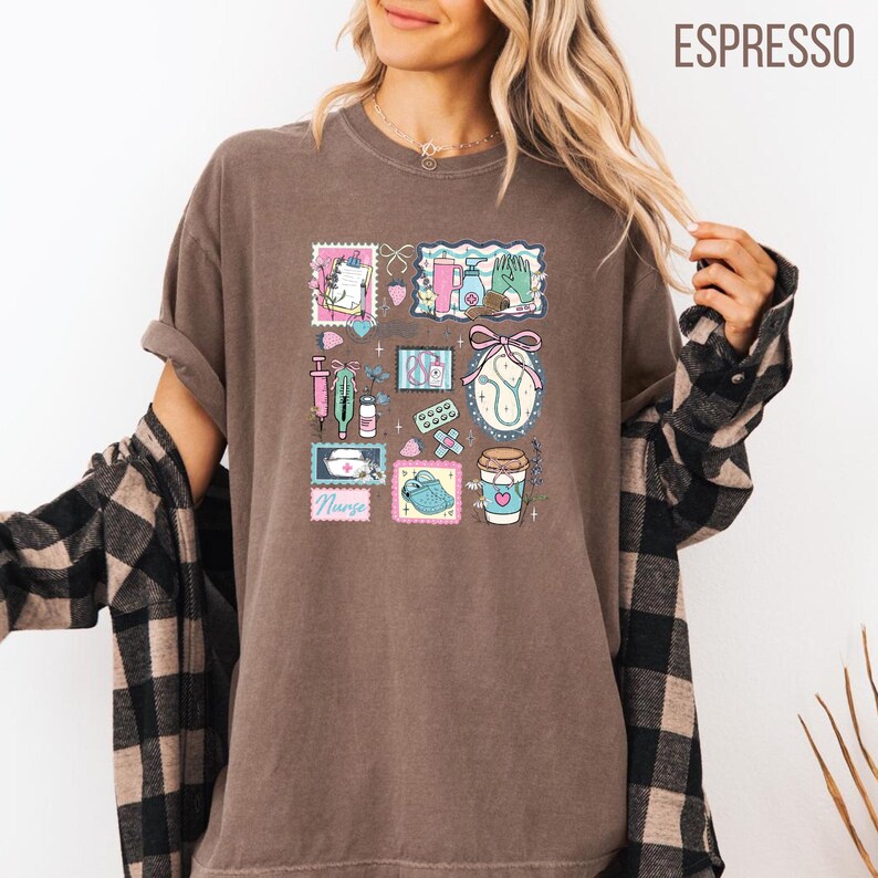 Op de afbeelding: Bruin T-shirt met een medisch thema collage ontwerp. Het ontwerp bevat een spuit, stethoscoop, pillen en een koffiekopje met een hart. Het woord "Nurse" is ook zichtbaar in het ontwerp.