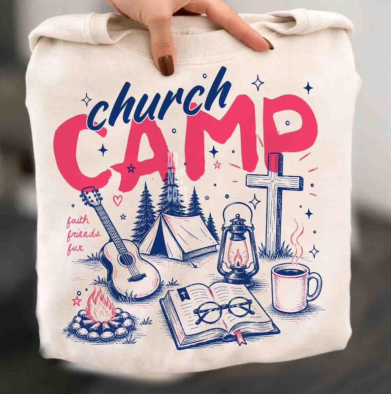 K&ouml;nnte beinhalten: Cremefarbenes Sweatshirt mit einem grafischen Design mit den Worten "church CAMP" in Pink und Blau. Das Design umfasst eine Gitarre, ein Zelt, ein Lagerfeuer, ein Kreuz, eine Laterne, eine Kaffeetasse und ein offenes Buch mit Brille. Die Worte "faith friends fun" sind ebenfalls enthalten.