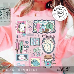 Op de afbeelding: Roze sweatshirt met een collage van medische illustraties, waaronder een stethoscoop, spuit en handontsmettingsmiddel, ontworpen in een postzegelstijl. De woorden "Nurse" en "digital download" zijn ook zichtbaar.