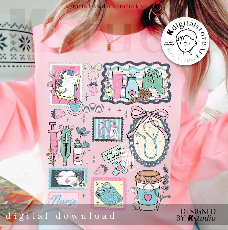 Op de afbeelding: Roze sweatshirt met een collage van medische illustraties, waaronder een stethoscoop, spuit en handontsmettingsmiddel, ontworpen in een postzegelstijl. De woorden "Nurse" en "digital download" zijn ook zichtbaar.