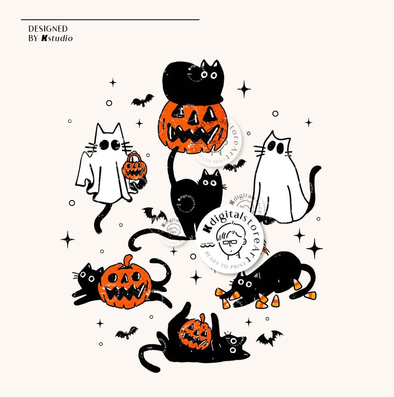 Puede incluir: Ilustraci&oacute;n de Halloween con gatos negros, calabazas, murci&eacute;lagos y estrellas. Un gato est&aacute; disfrazado de fantasma y otro sostiene un cubo de caramelos con forma de calabaza. Incluye el texto "DESIGNED BY Kstudio".