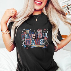 K&ouml;nnte beinhalten: Schwarzes T-Shirt mit dem Text "Baseball Mama" in einem farbenfrohen, verwitterten Design. Die Grafik enth&auml;lt Baseball-Elemente wie einen Baseball, einen Schl&auml;ger und Sterne. Das Shirt ist ein l&auml;ssiger, bequemer Stil.