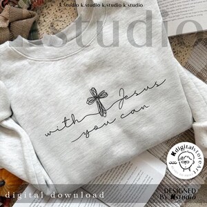 Op de afbeelding: Een lichtgrijs sweatshirt met ronde hals en een zwarte lijntekening van een kruis en de handgeschreven tekst "with Jesus you can". Het ontwerp staat centraal op de borst van het kledingstuk met lange mouwen, voorzien van een geribbelde kraag en boorden.