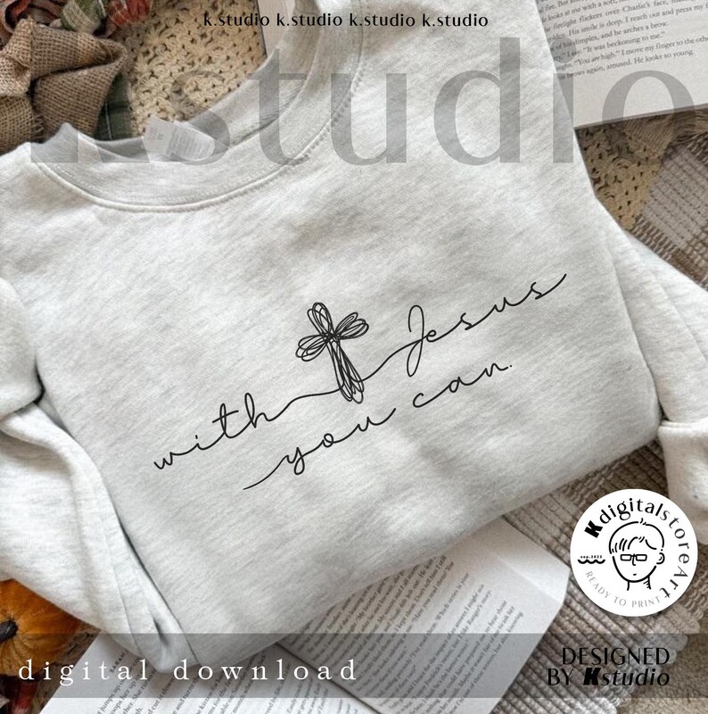 Op de afbeelding: Een lichtgrijs sweatshirt met ronde hals en een zwarte lijntekening van een kruis en de handgeschreven tekst "with Jesus you can". Het ontwerp staat centraal op de borst van het kledingstuk met lange mouwen, voorzien van een geribbelde kraag en boorden.