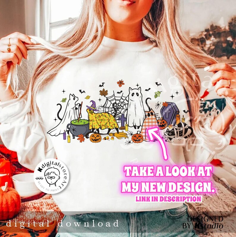 Puede incluir: Sudadera blanca con un dise&ntilde;o de Halloween con fantasmas de dibujos animados, calabazas, una bruja y un caldero. El dise&ntilde;o incluye el texto "TAKE A LOOK AT MY NEW DESIGN. LINK IN DESCRIPTION". Tambi&eacute;n es visible un logotipo de descarga digital.