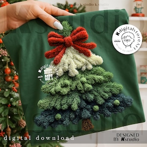 Op de afbeelding: Een groen t-shirt met een gedetailleerd, getextureerd kerstboomontwerp. De boom is samengesteld uit verschillende tinten groen, wit en blauw, bekroond met een rode strik. De woorden "DIGITALE DOWNLOAD" en "ONTWORPEN DOOR Kstudio" zijn ook zichtbaar.