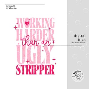 Puede incluir: Dise&ntilde;o gr&aacute;fico de texto rosa y rojo con las palabras "Working Harder than an Ugly Stripper" con un peque&ntilde;o coraz&oacute;n rosa en la palabra "Working".