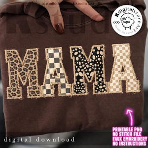 Mama med konstgarn png, leopardrutig mamma png, varsity mamma png, lapptäckesmamma png, mammaliv png, present till mamma png, trendig mors dag-present png