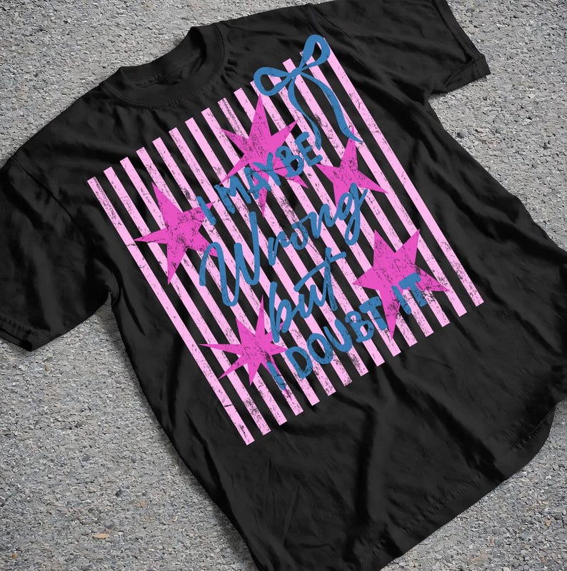 Może przedstawiać: Czarny t-shirt z r&oacute;żowo-białym wzorem w paski. Wz&oacute;r zawiera r&oacute;żowe gwiazdy i tekst "I MAY BE WRONG BUT DOUBT IT" w kolorze niebieskim. Koszulka wykonana jest z miękkiego materiału.