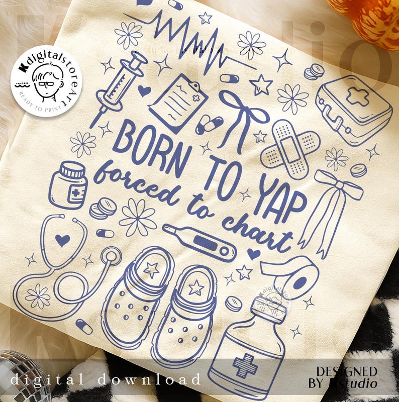 K&ouml;nnte beinhalten: Beige Tragetasche mit blauem medizinischem Design. Das Design umfasst eine Spritze, ein Stethoskop, Pillen und den Text "BORN TO YAP forced to chart". Die Tasche hat auch ein Paar Clogs und ein Thermometer.