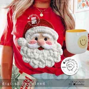Op de afbeelding: Een rood t-shirt met een Santa Claus gezicht ontwerp gemaakt van getextureerde witte, roze en bruine stof. Een witte mok met een gele binnenkant en een smiley is ook zichtbaar. De tekst 'digital download' is ook aanwezig.