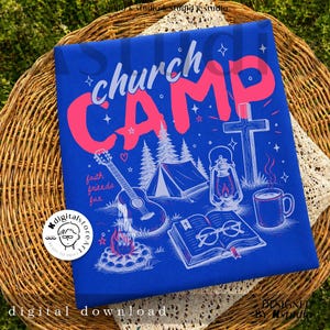 K&ouml;nnte beinhalten: Ein blaues T-Shirt mit den Worten "church CAMP" in Pink. Das Design umfasst eine Gitarre, ein Zelt, ein Kreuz, eine Laterne, ein Lagerfeuer, eine Kaffeetasse und ein offenes Buch mit Brille. Der Text "faith friends fun" ist ebenfalls enthalten.