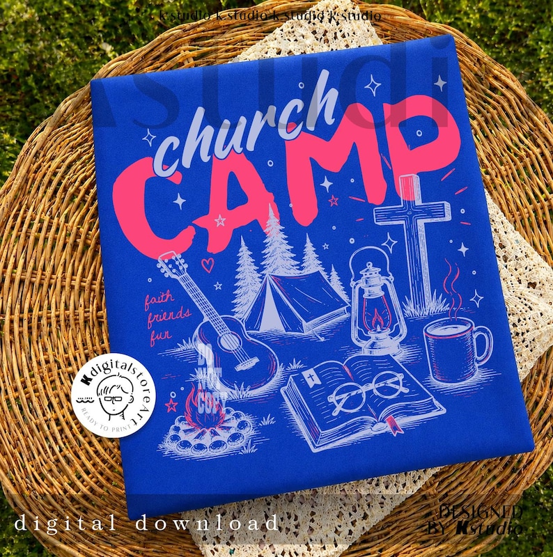 K&ouml;nnte beinhalten: Ein blaues T-Shirt mit den Worten "church CAMP" in Pink. Das Design umfasst eine Gitarre, ein Zelt, ein Kreuz, eine Laterne, ein Lagerfeuer, eine Kaffeetasse und ein offenes Buch mit Brille. Der Text "faith friends fun" ist ebenfalls enthalten.