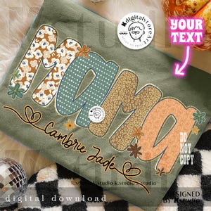 Puede incluir: Una manta verde oliva con la palabra "Mama" en un diseño de patchwork. Las letras presentan patrones florales, de lunares y de leopardo. El nombre "Cambrie Jade" está escrito debajo, con acentos florales.