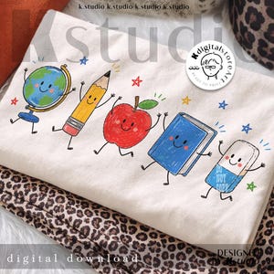 Peut inclure: Un t-shirt couleur crème avec une impression graphique de cinq fournitures scolaires anthropomorphes : un globe, un crayon jaune, une pomme rouge, un livre bleu et une gomme. Chaque objet a un visage souriant, des bras et des jambes. Des petites étoiles colorées entourent les personnages.