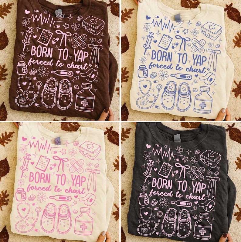 K&ouml;nnte beinhalten: Vier Sweatshirts mit Rundhalsausschnitt in Braun, Creme, Off-White und Anthrazitgrau. Jedes Shirt hat ein medizinisches Design mit dem Text "BORN TO YAP forced to chart" in verschiedenen Farben. Das Design umfasst medizinische Symbole und Illustrationen.