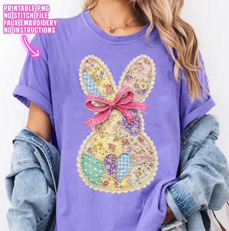 Op de afbeelding: Een lila T-shirt met een patchwork konijn ontwerp en een roze strik. Het konijn is gemaakt van bloemen- en patronenstoffen. Tekst linksboven: "PRINTABLE PNG NO STITCH FILE FAUX EMBROIDERY NO INSTRUCTIONS".