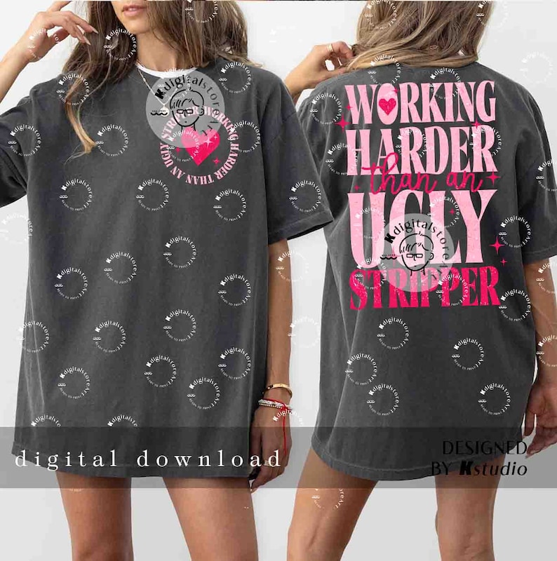 Puede incluir: Una camiseta gris con el texto "WORKING HARDER THAN AN UGLY STRIPPER" en letras rosa y blancas. El texto incluye un coraz&oacute;n rosa y estrellas. La camiseta est&aacute; siendo modelada por una persona.
