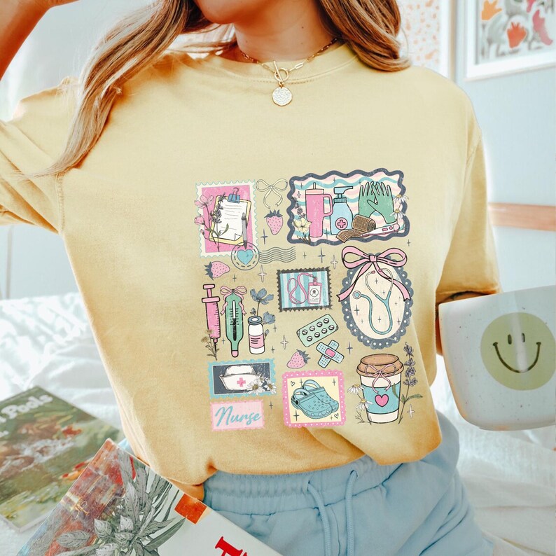 Op de afbeelding: Lichtgeel T-shirt met een medisch thema collage print. Het ontwerp bevat een spuit, stethoscoop, pillen en het woord "Nurse". Het shirt heeft een losse pasvorm en wordt gedragen met een blauwe short.