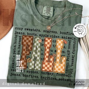 Può includere: T-shirt verde Comfort Colors con la parola "FALL" in un motivo a scacchi. La maglietta presenta un elenco di parole a tema autunnale attorno alla grafica, tra cui "cozy sweaters" e "pumpkin patch". Sono visibili anche le parole "DO NOT COPY".