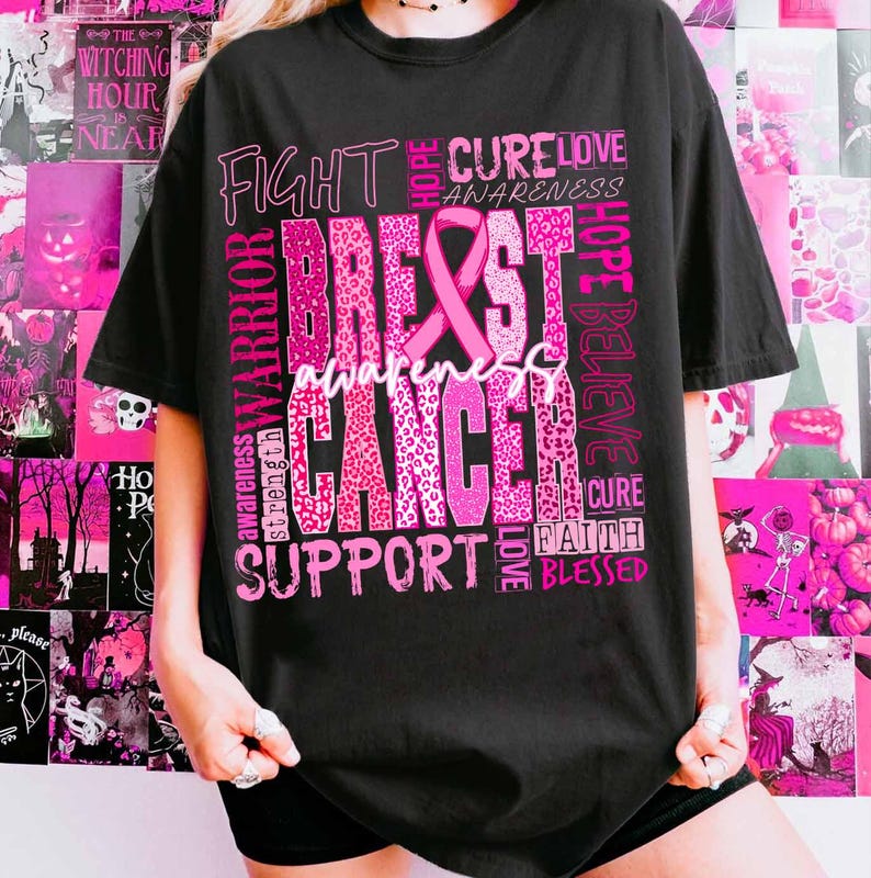 Op de afbeelding: Zwart T-shirt met een roze en luipaardprint ontwerp dat borstkankerbewustzijn promoot. Het ontwerp bevat de woorden "Fight", "Breast Cancer Awareness" en "Support" met een roze lint.