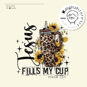 Może przedstawiać: Kubek z wzorem w cętki, otoczony słonecznikami. Wyświetlany jest tekst "Jesus Fills My Cup", wraz z "Psalm 23:5". Projekt zawiera gwiazdy i logo "Kdigitalsstore Art".