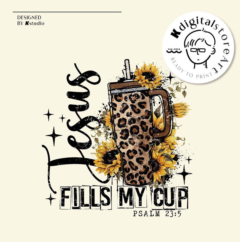Może przedstawiać: Kubek z wzorem w cętki, otoczony słonecznikami. Wyświetlany jest tekst "Jesus Fills My Cup", wraz z "Psalm 23:5". Projekt zawiera gwiazdy i logo "Kdigitalsstore Art".