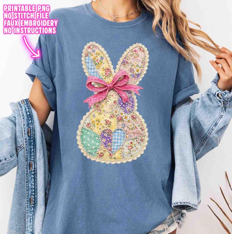 Op de afbeelding: Een blauw t-shirt met een patchwork konijn ontwerp en een roze strik. Het konijn is gemaakt van verschillende bloemen- en patroonstoffen. Tekst aan de linkerkant van de afbeelding luidt "PRINTABLE PNG NO STITCH FILE FAUX EMBROIDERY NO INSTRUCTIONS".