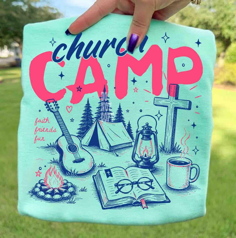 K&ouml;nnte beinhalten: Hellblaues T-Shirt mit einem Grafikdesign mit den Worten "church camp" in Pink. Das Design umfasst eine Gitarre, ein Zelt, ein Kreuz, eine Laterne, eine Kaffeetasse und ein offenes Buch mit Brille. Die Worte "faith, friends, fun" sind ebenfalls enthalten.