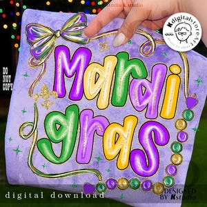 Puede incluir: Un diseño digital para descargar con las palabras "Mardi Gras" en morado, verde y amarillo, con detalles dorados. El diseño incluye un lazo, flor de lis y detalles de cuentas sobre un fondo lavanda. También está presente el texto "descarga digital".