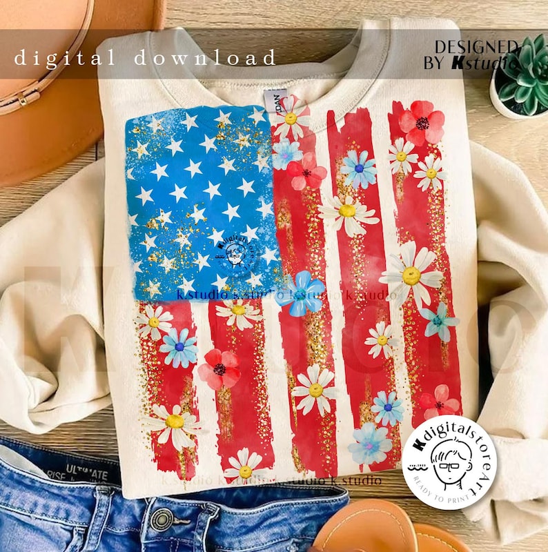 Puede incluir: Una sudadera blanca con un dise&ntilde;o de bandera estadounidense roja, blanca y azul. La bandera est&aacute; decorada con margaritas blancas y flores rojas. El texto "DESIGNED BY Kstudio" est&aacute; en la esquina superior derecha de la imagen.