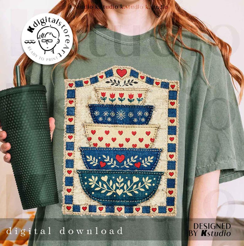 Pu&ograve; includere: T-shirt verde con un design di ciotole decorative impilate adornate da cuori e motivi floreali. Il design include il testo "digital download" e il logo Kstudio. La maglietta &egrave; in stile casual.
