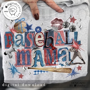 K&ouml;nnte beinhalten: Ein graues T-Shirt mit einem Collage-Design mit den Worten "Baseball Mama" in Rot, Wei&szlig; und Blau. Das Design umfasst einen Baseball, Sterne, einen Baseballschl&auml;ger und andere Baseball-Grafiken. Die Worte "digital download" stehen unten.