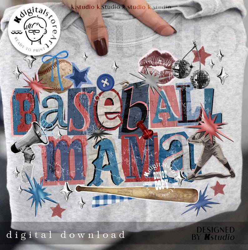 K&ouml;nnte beinhalten: Ein graues T-Shirt mit einem Collage-Design mit den Worten "Baseball Mama" in Rot, Wei&szlig; und Blau. Das Design umfasst einen Baseball, Sterne, einen Baseballschl&auml;ger und andere Baseball-Grafiken. Die Worte "digital download" stehen unten.