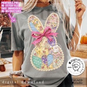 Op de afbeelding: Een grijs t-shirt met een patchwork konijn ontwerp en een roze strik. Het konijn is gemaakt van bloemen- en patronenstoffen. Tekst op het shirt bevat "PRINTABLE PNG" en "digital download". Het ontwerp is van Kstudio.