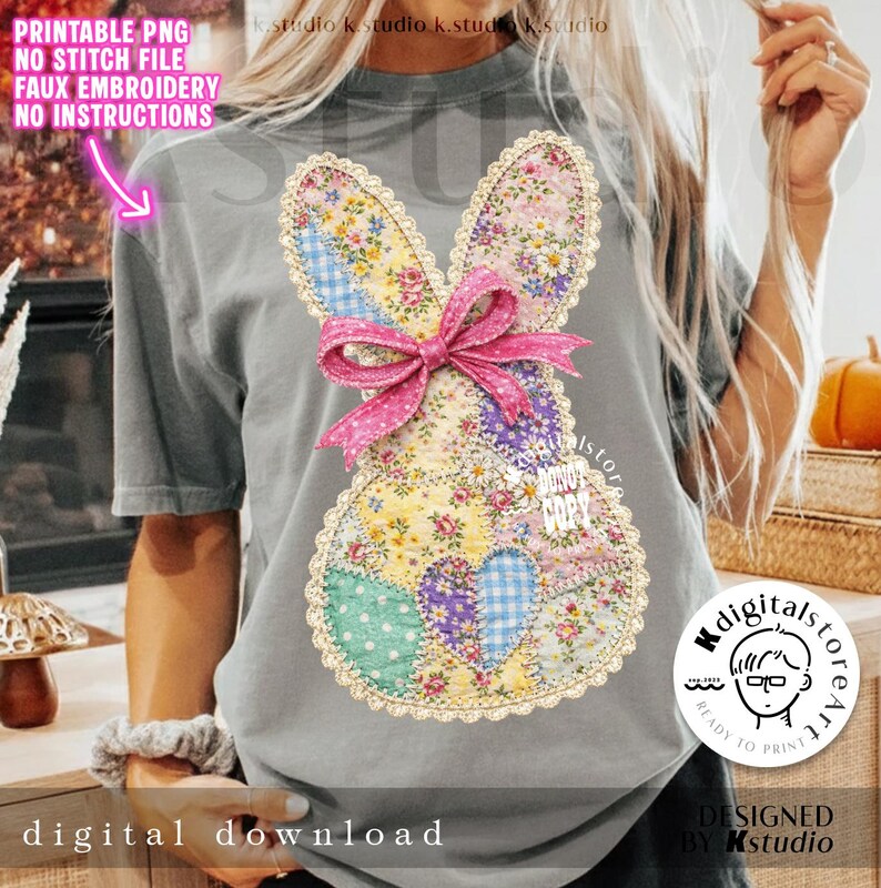 Op de afbeelding: Een grijs t-shirt met een patchwork konijn ontwerp en een roze strik. Het konijn is gemaakt van bloemen- en patronenstoffen. Tekst op het shirt bevat "PRINTABLE PNG" en "digital download". Het ontwerp is van Kstudio.