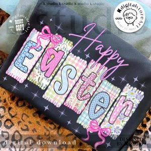 Op de afbeelding: Een donkergrijs t-shirt met de woorden "Happy Easter" in roze script. Het woord "Easter" bestaat uit kleurrijke, patroonblokken met roze strikken. De woorden "digital download" staan onderaan.