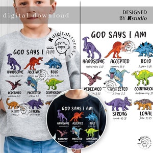 Może przedstawiać: Dwie szare i czarne koszulki z motywem dinozaur&oacute;w. Koszulki zawierają tekst "B&oacute;g m&oacute;wi, że jestem" i r&oacute;żne dinozaury z wersetami biblijnymi. Koszulki są przeznaczone dla dzieci.