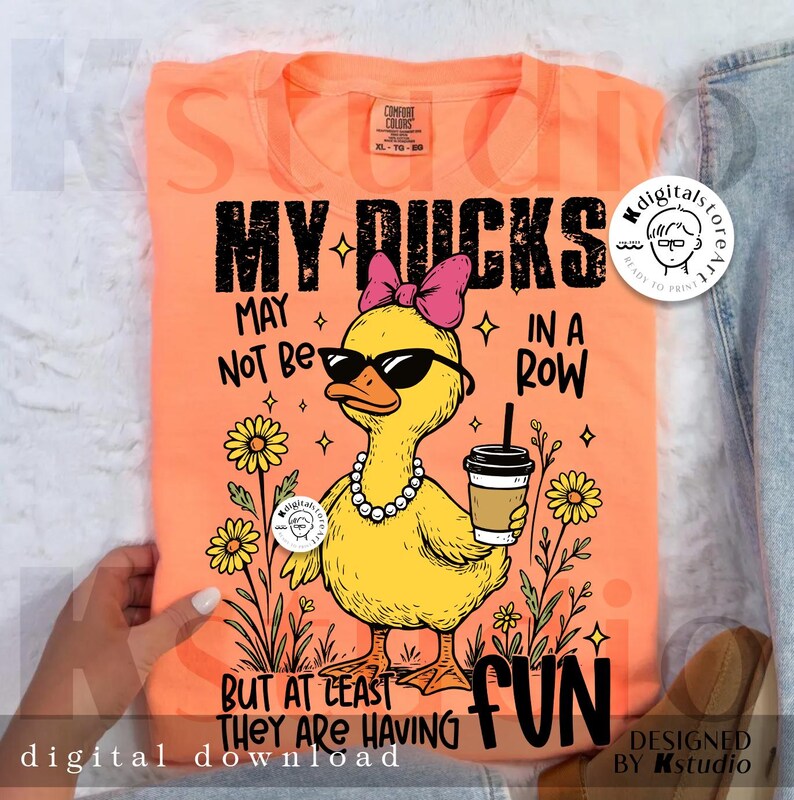 Puede incluir: Camiseta naranja Comfort Colors con un pato de dibujos animados con gafas de sol, un lazo rosa y un collar de perlas. El texto dice "MY DUCKS MAY NOT BE IN A ROW BUT AT LEAST THEY ARE HAVING FUN." Descarga digital.