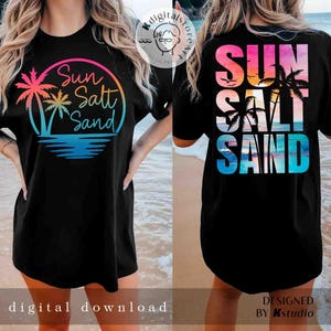 Puede incluir: Una camiseta negra con un diseño gráfico colorido que presenta palmeras y el texto "Sun Salt Sand". El diseño está en la parte delantera de la camiseta y la parte trasera de la camiseta tiene el mismo diseño pero apilado verticalmente.