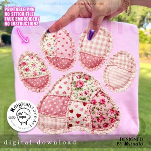 Könnte beinhalten: Ein digitaler Download in Rosa mit einem Pfotenabdruck-Design aus Kunststickerei. Der Pfotenabdruck besteht aus verschiedenen rosa- und weiß gemusterten Stoffen, darunter Blumenmuster, Tupfen und Vichy. Der Text enthält "PRINTABLE PNG" und "digital download".
