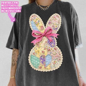 Op de afbeelding: Donkergrijs T-shirt met een patchwork konijn ontwerp en een roze strik. Het konijn is gemaakt van bloemen- en patroonstof. De tekst "PRINTABLE PNG NO STITCH FILE FAUX EMBROIDERY NO INSTRUCTIONS" staat linksboven.