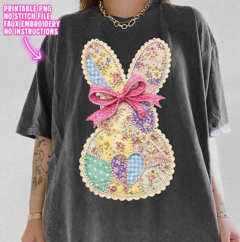 Op de afbeelding: Donkergrijs T-shirt met een patchwork konijn ontwerp en een roze strik. Het konijn is gemaakt van bloemen- en patroonstof. De tekst "PRINTABLE PNG NO STITCH FILE FAUX EMBROIDERY NO INSTRUCTIONS" staat linksboven.