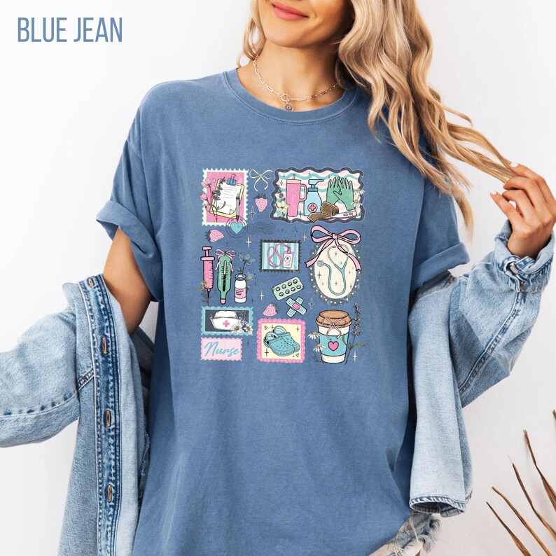 Op de afbeelding: Blauw spijkerbroekkleurig T-shirt met een kleurrijke afbeelding van postzegels met medische thema's. De postzegels tonen een stethoscoop, een koffiekopje, een spuit en andere medische benodigdheden. De tekst "BLUE JEAN" staat linksboven.