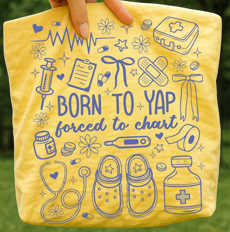 K&ouml;nnte beinhalten: Gelbe Tragetasche mit blauen medizinischen Illustrationen, darunter ein Stethoskop, eine Spritze und Clogs. Der Text "BORN TO YAP forced to chart" ist aufgedruckt. Die Tasche wird von einer Hand gehalten.